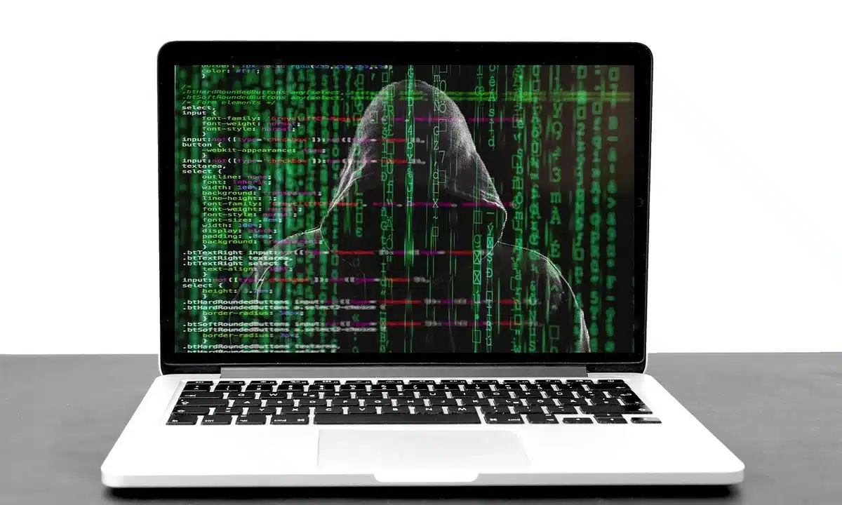 Schermo di computer con avviso di email di phishing e tentativo di frode