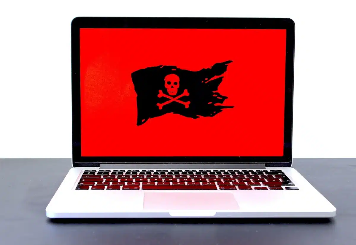Minacce digitali e codice binario su schermo di computer, simbolo di attacchi malware