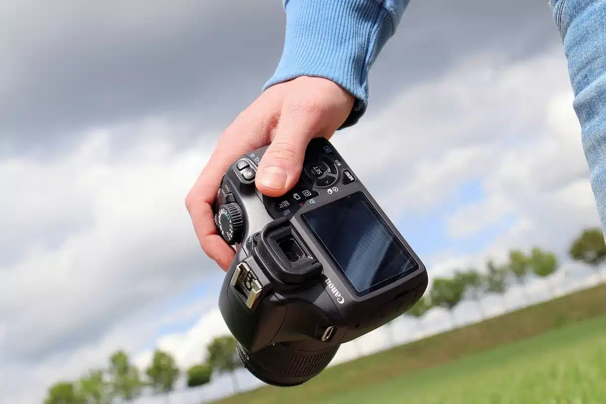 Videocamera montata su treppiede al bordo di un campo da calcetto