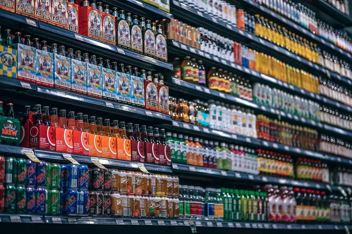 Terminale di pagamento Mastercard in un negozio di alimentari