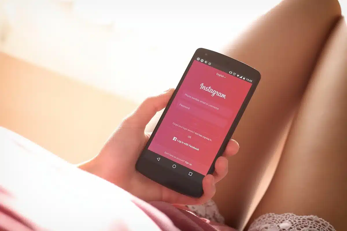 Schermo di smartphone con app bancaria aperta