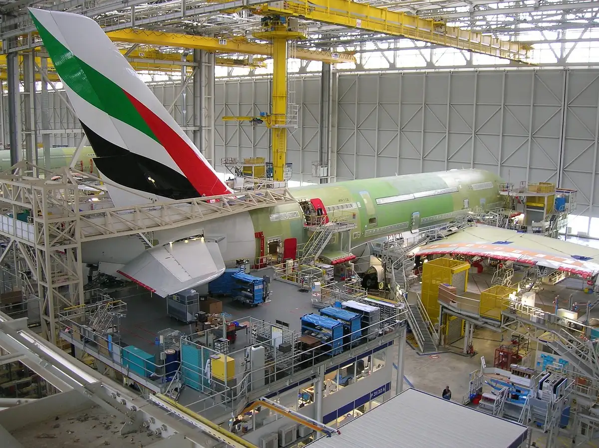 Tecnici in un hangar con componenti di razzo e attrezzature