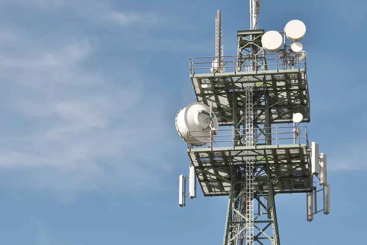 Modem radio e componenti antenna su banco di prova in laboratorio