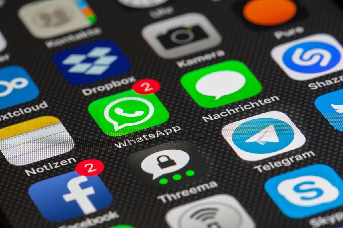 Schermata di elenco app con nome sviluppatore e valutazioni