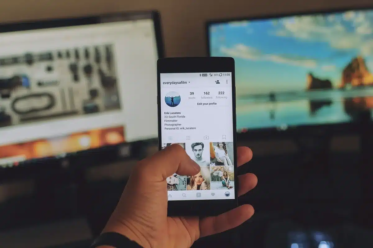 Schermata permessi app su smartphone che mostra accesso a rubrica e fotocamera