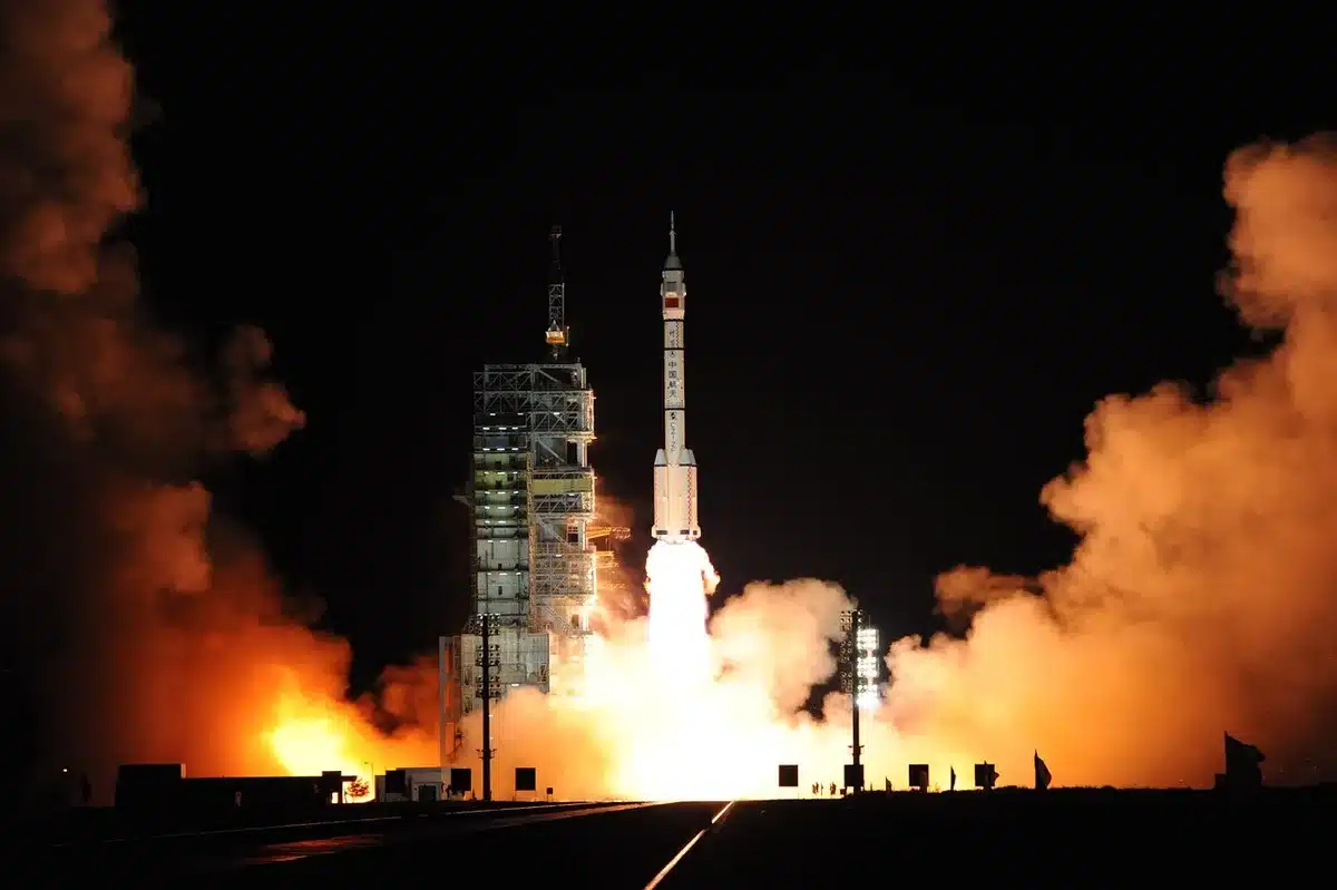 Vettore Ariane 6 sulla rampa con cielo azzurro prima del lancio