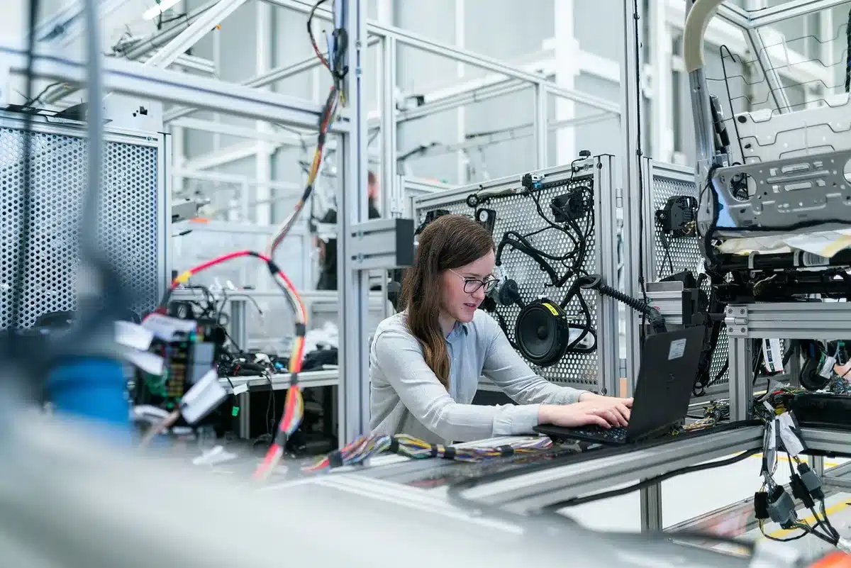 Linea di assemblaggio di satelliti in fabbrica con componenti su tavoli