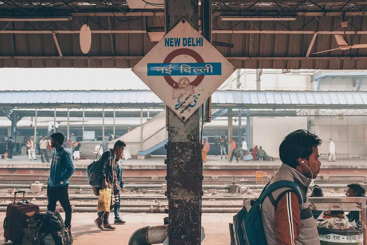 Screenshot in stile trailer che mostra una stazione e azione tattica