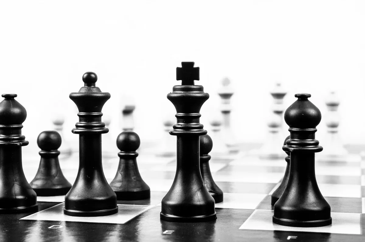Gioco tattico con treno e unità posizionate lungo binari