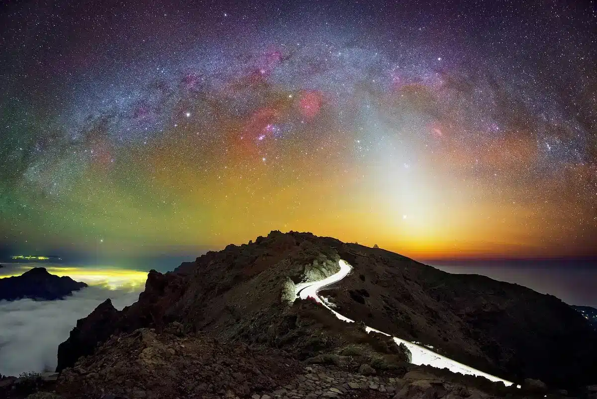 Astronauti che indossano tute spaziali Orion durante un'esercitazione