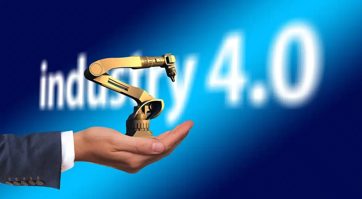 Braccio robotico con pinza e meccanismo di presa in primo piano