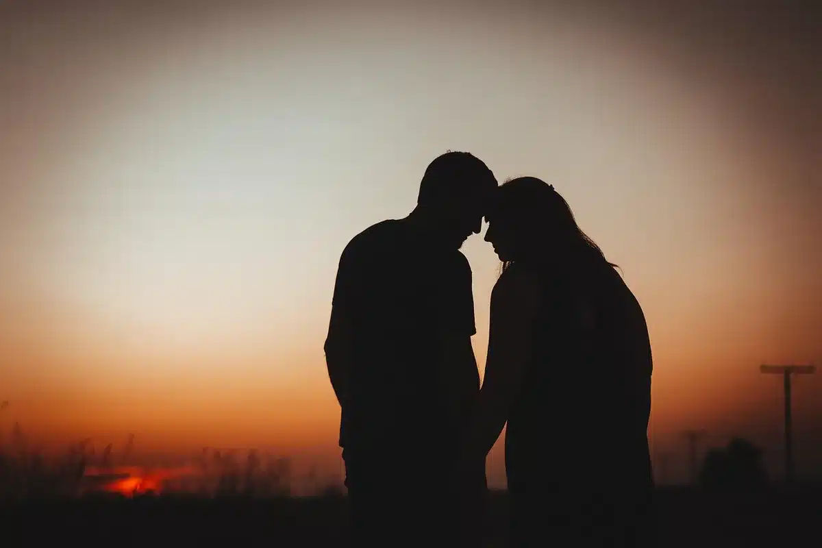 Silhouette romantica di una coppia in abiti d'epoca che evoca la giovinezza di Violet ed Edmund