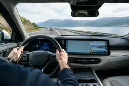 BYD rivoluziona la plancia: schermi da 35,4 e 30 pollici