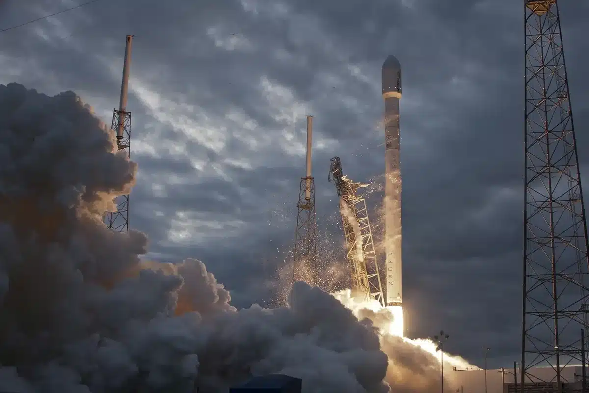 Il Launch Complex 39A al mattino presto con infrastrutture di lancio