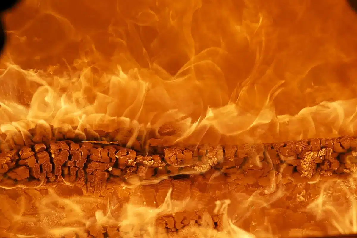 Squadra di soccorso davanti a un edificio in fiamme durante l'intervento