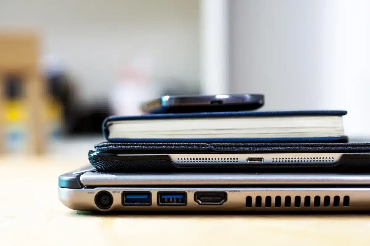 Tablet e laptop che mostrano la stessa riga di un articolo sincronizzata