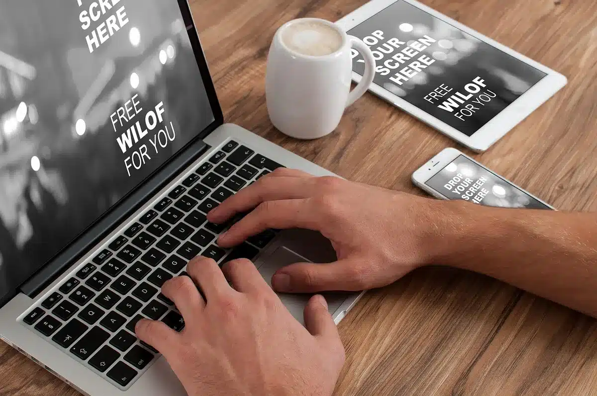 Persona che scrive un prompt su un laptop per un assistente digitale