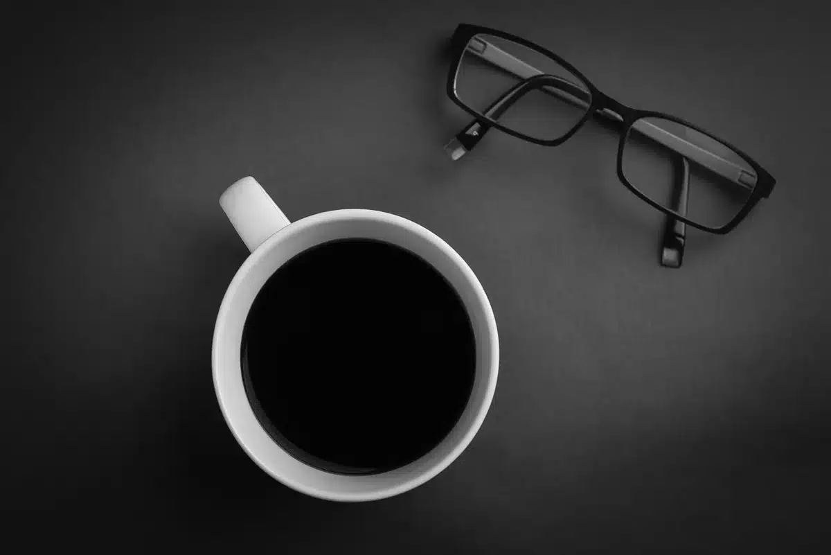 Tablet con elenco di brevi titoli e link su una scrivania con caffè