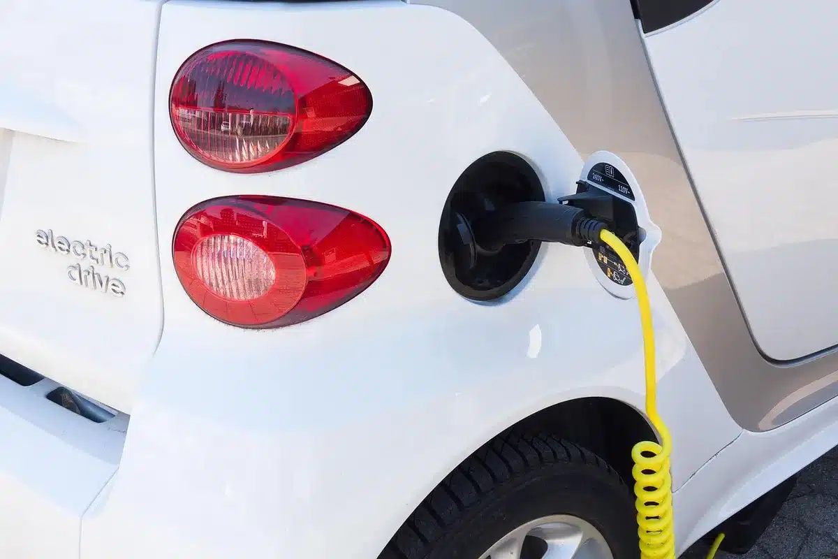 Auto ibrida plug-in in ricarica con autonomia elettrica indicata