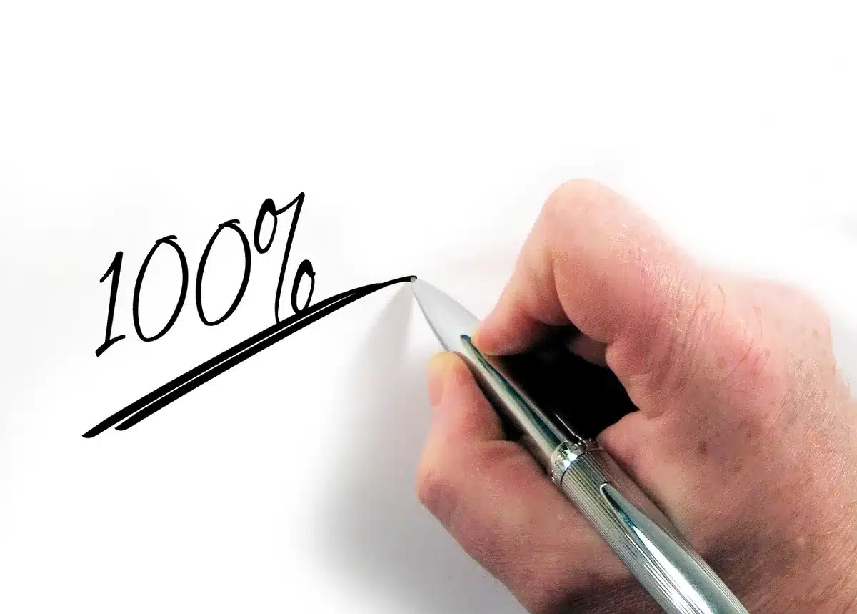 Grafico e numeri che evidenziano un tasso del 4% su schermo