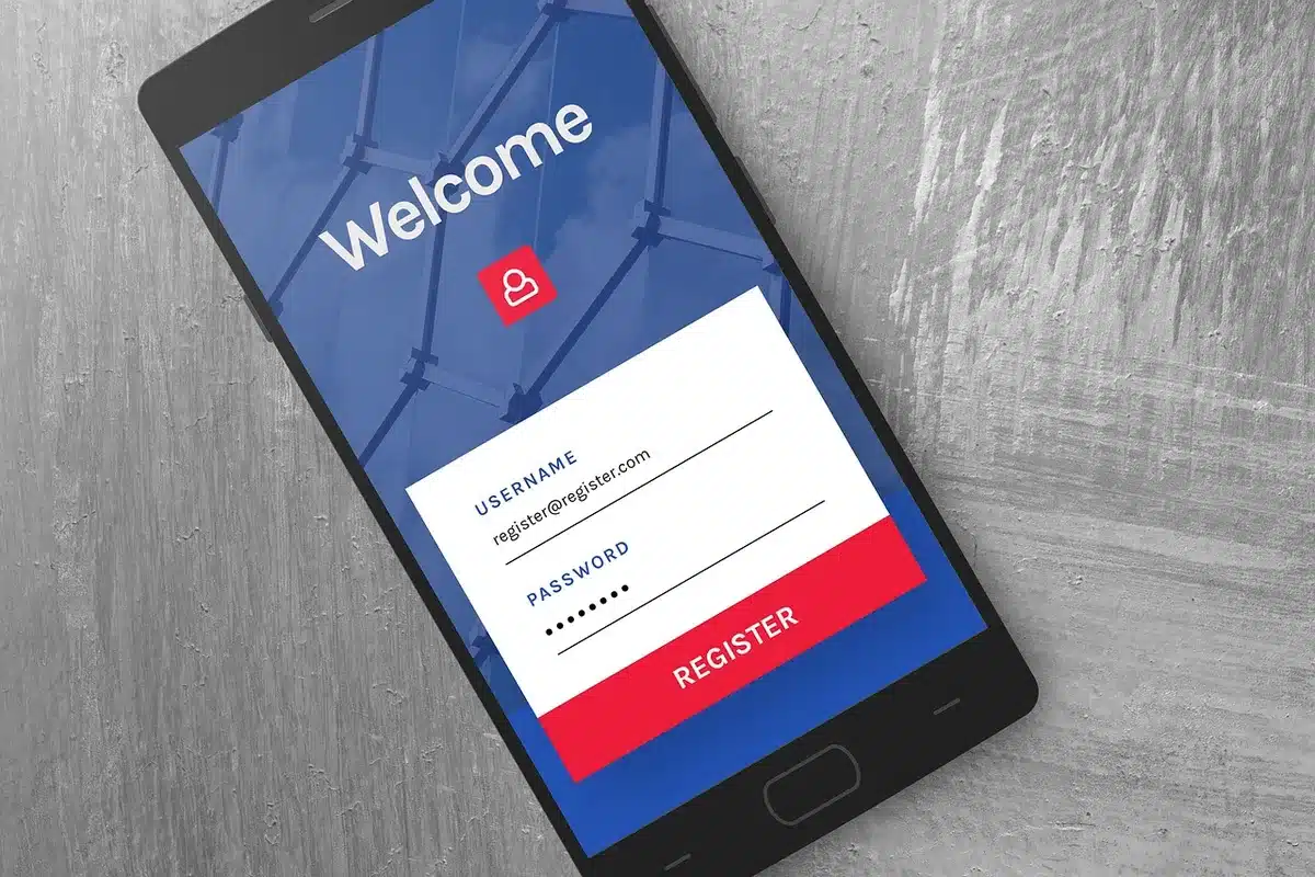 Persona anonima che compila modulo di apertura conto su smartphone