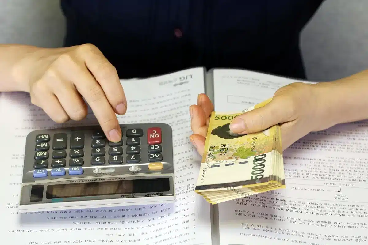 Calcolatrice e documento con percentuali che illustrano il tasso del 4% su 6 mesi
