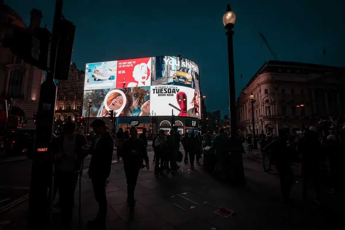 Strada urbana al neon che evoca l'estetica cyberpunk