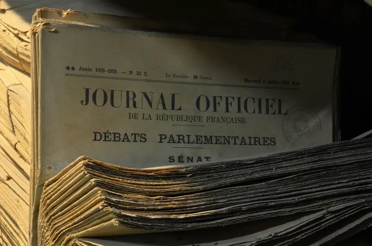 Fascicolo con documenti legali e testo DSA in evidenza