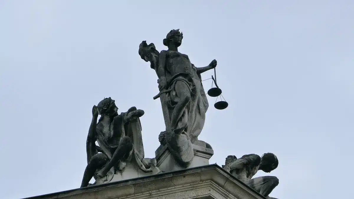 Bandiere davanti a un edificio governativo statunitense