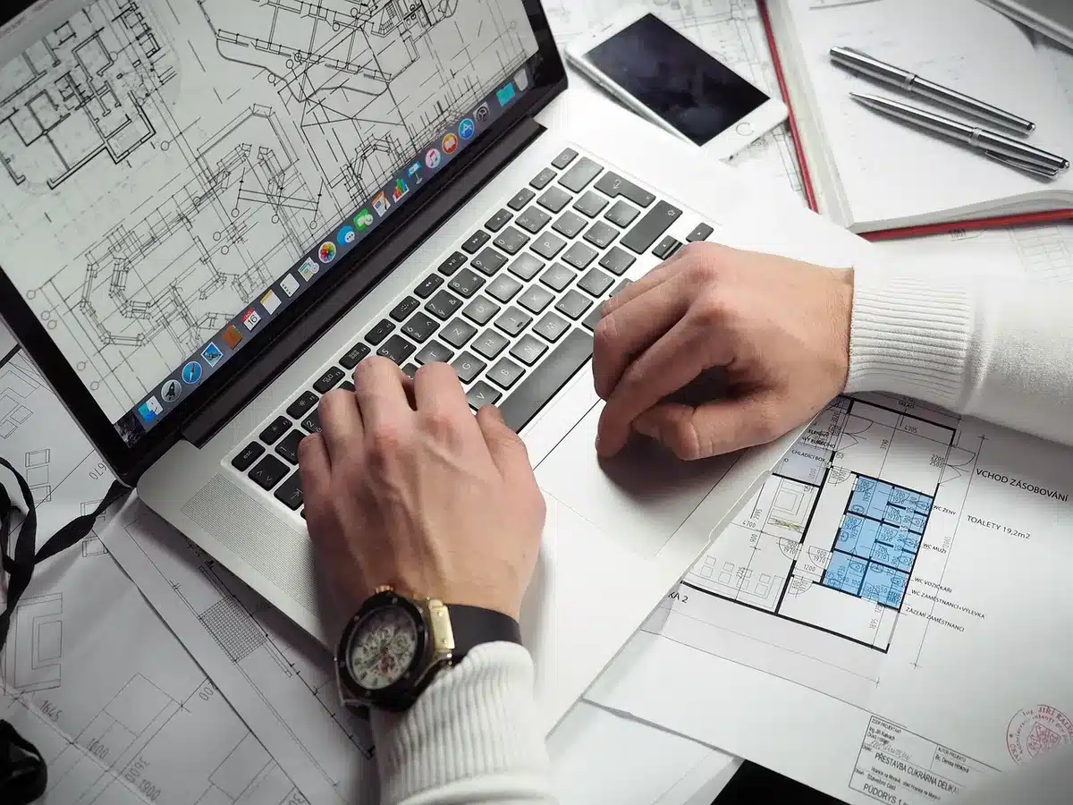 Scrivania con computer portatile spento e documenti legali dell'UE in ufficio