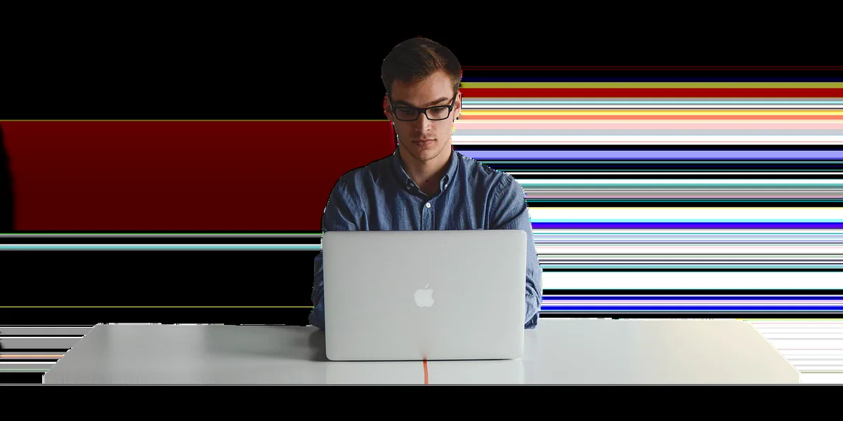Professionista al lavoro con laptop e fatture su una scrivania ordinata