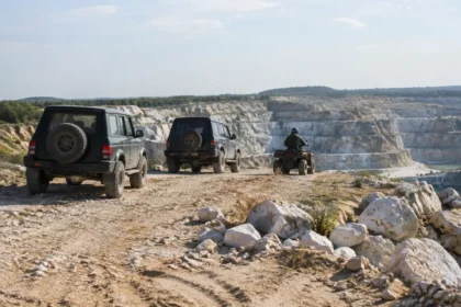Fuoristrada nelle cave di Carrara: 4x4 fest tra marmo e adrenalina