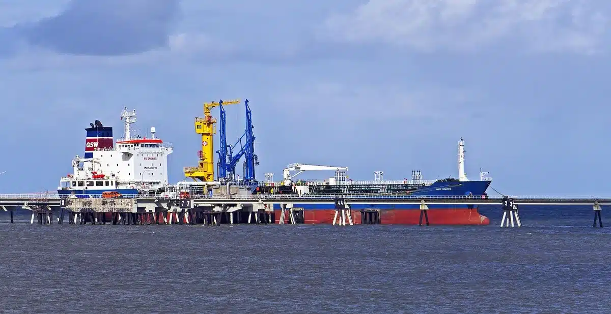 Petroliere o autobotte al porto durante carico di gasolio