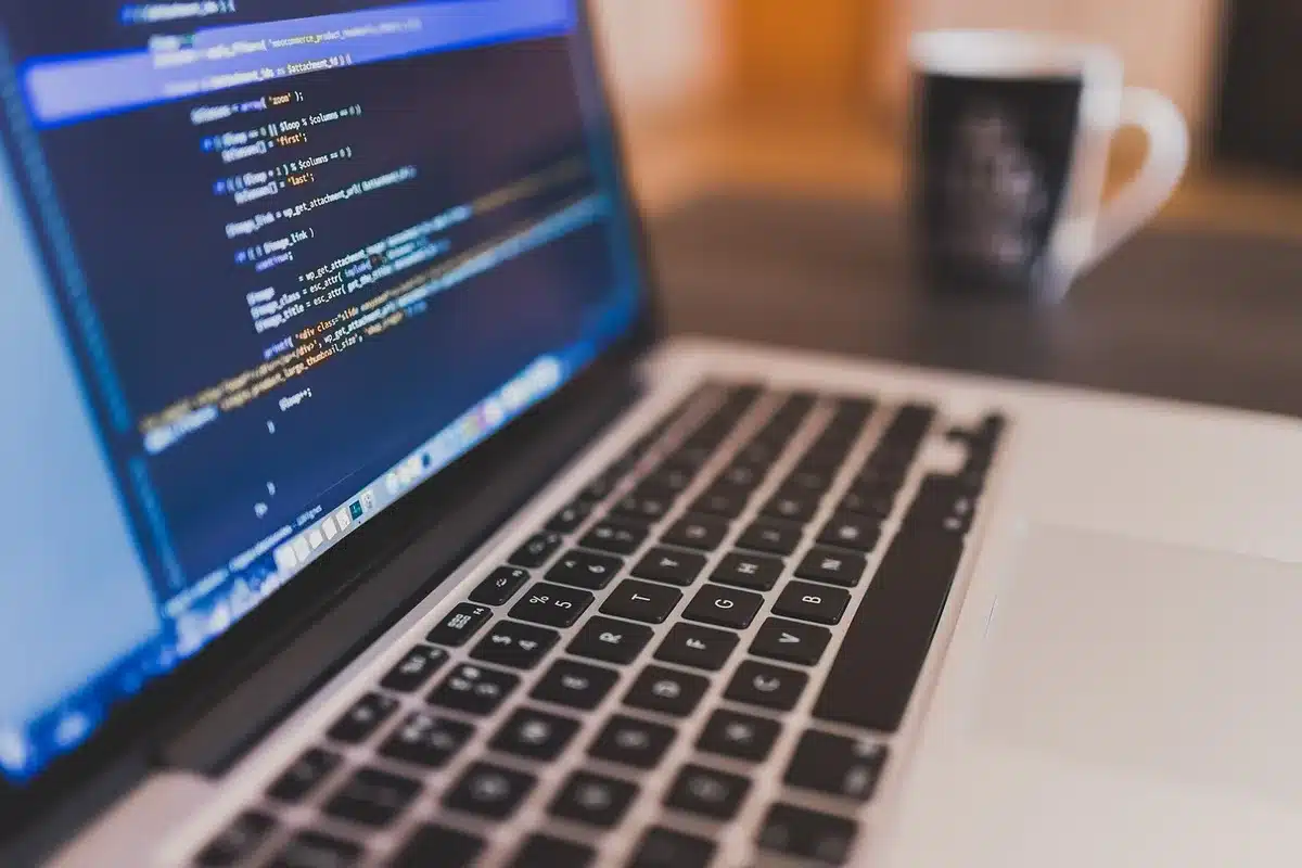 Schermo con codice sorgente e evidenziazione di una vulnerabilità