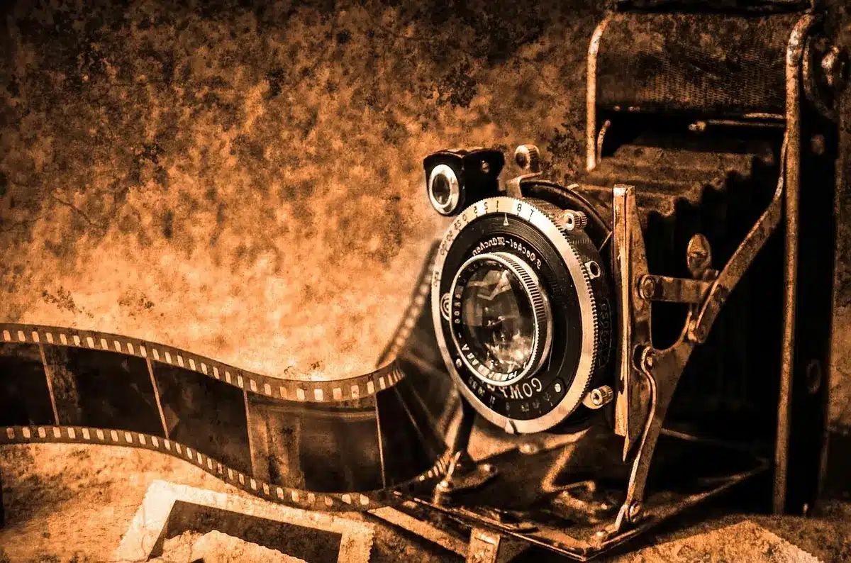 Un regista che osserva una scena sul set, atmosfera riflessiva
