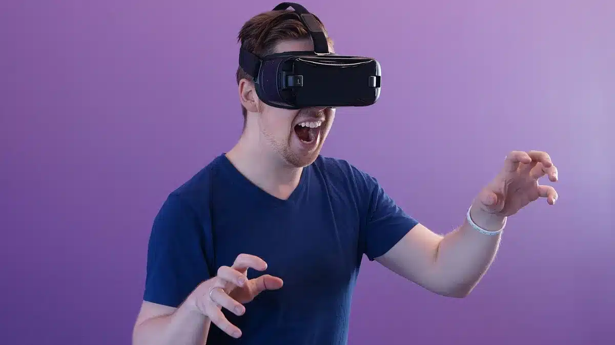 Cuffie da gaming con vari dispositivi: console, PC e Switch sullo sfondo