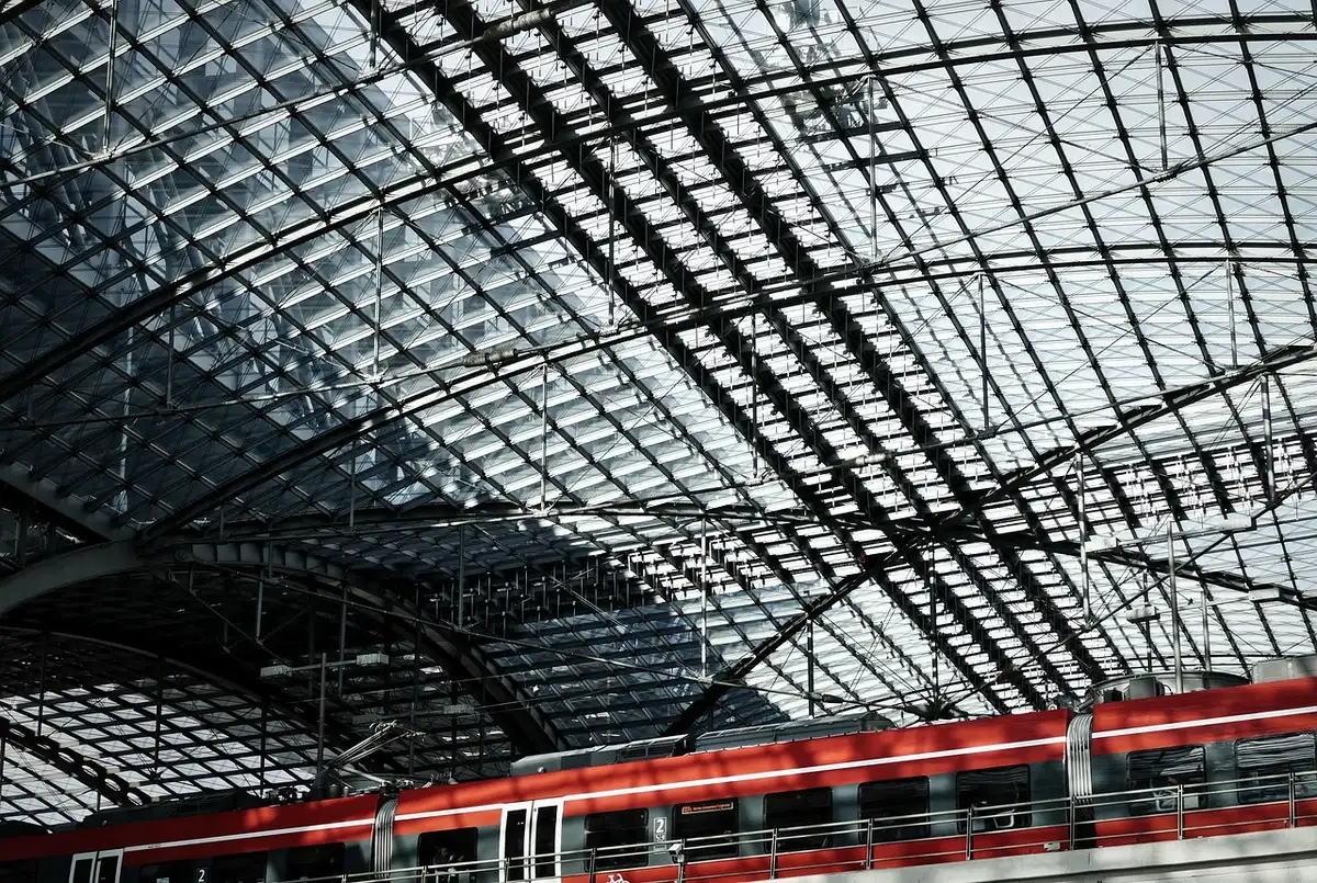 Stazione a terra con antenne e tecnici in silhouette, evoca una rete satellitare sovrana