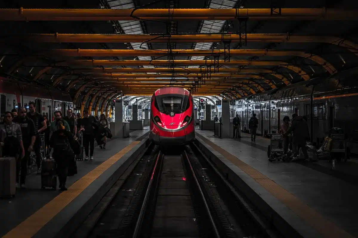Coppia con valigie in stazione pronta per un weekend insieme