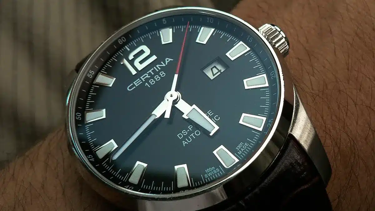 Orologio e palinsesto su uno schermo di studio televisivo