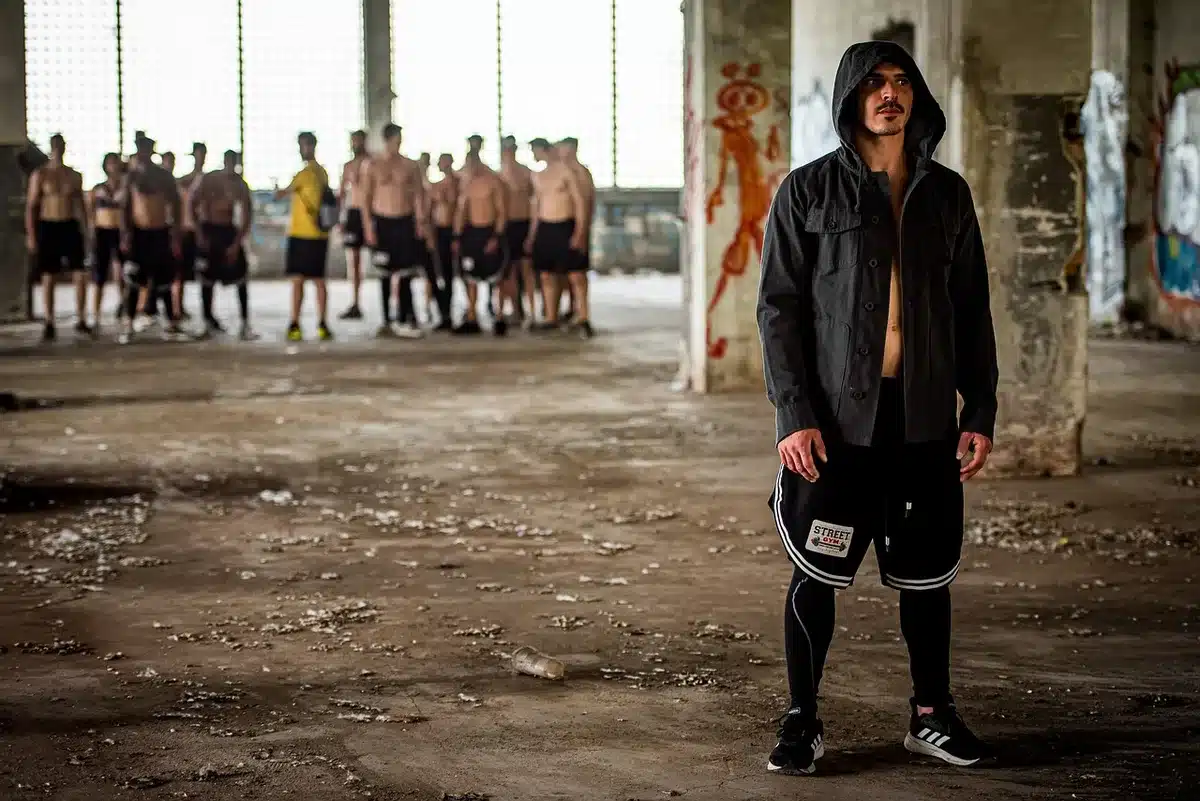 Attori sul set durante le riprese, troupe e macchina da presa