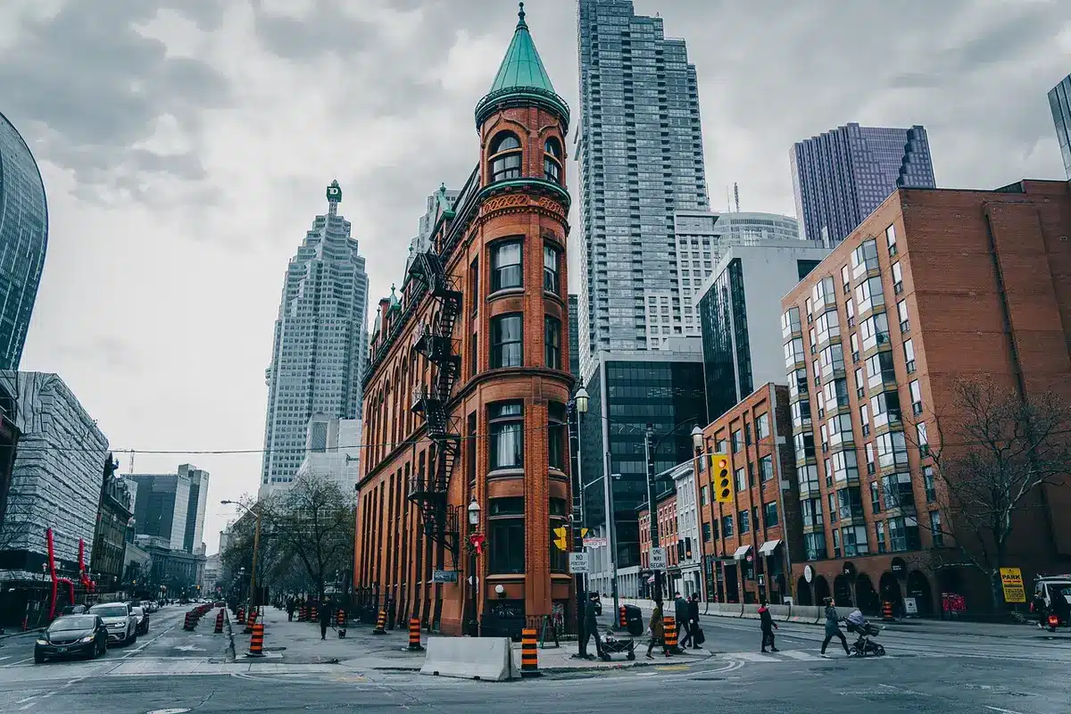 Riprese a Toronto con skyline e attrezzatura cinematografica