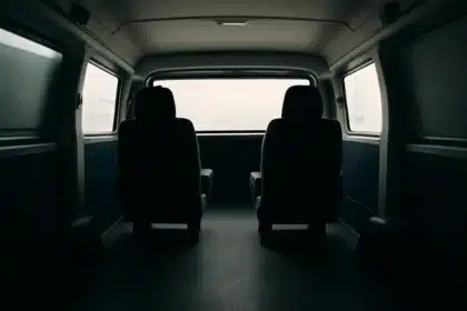 Leapmotor anticipa l'auto 2027: finalmente si potrà stare in piedi