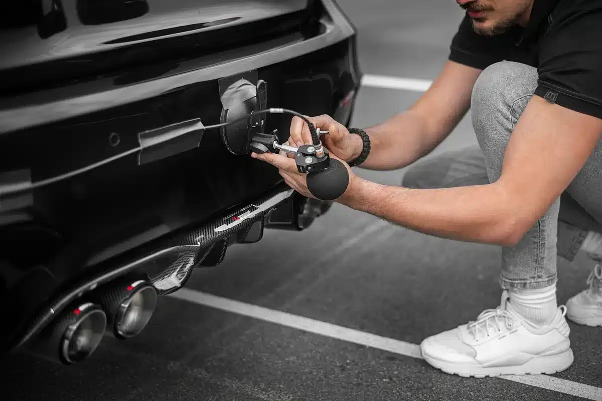Modello LEGO Technic di un'auto su sfondo neutro