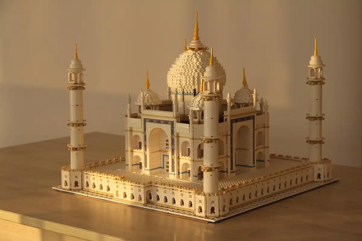 Set LEGO Architecture del Tower Bridge esposto su una mensola