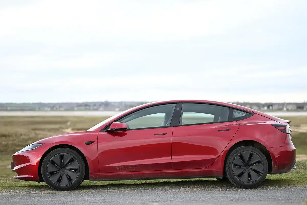 Linea di assemblaggio di auto elettriche con moduli batteria in fabbrica
