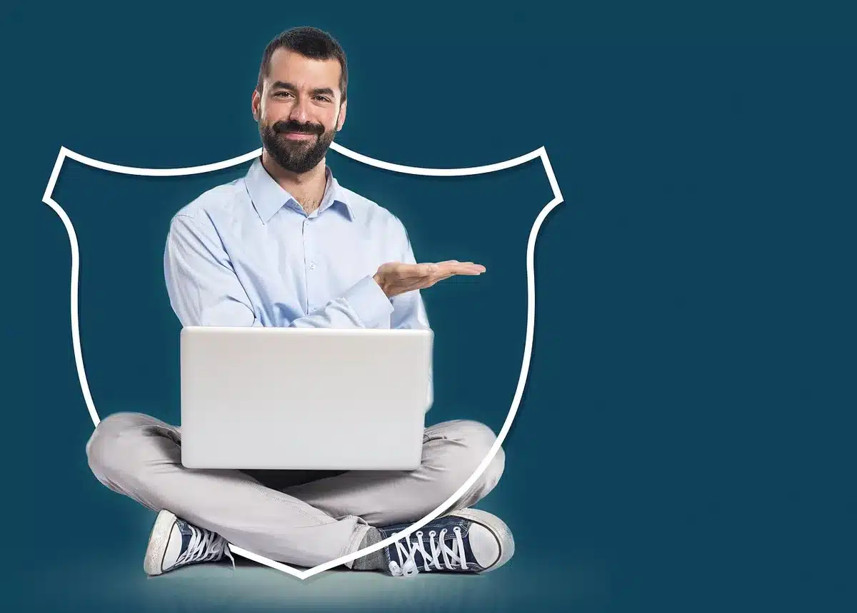 Persona che controlla l'indirizzo email su un laptop