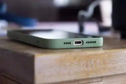 Foglio che sembra una multa e uno smartphone su un tavolo domestico