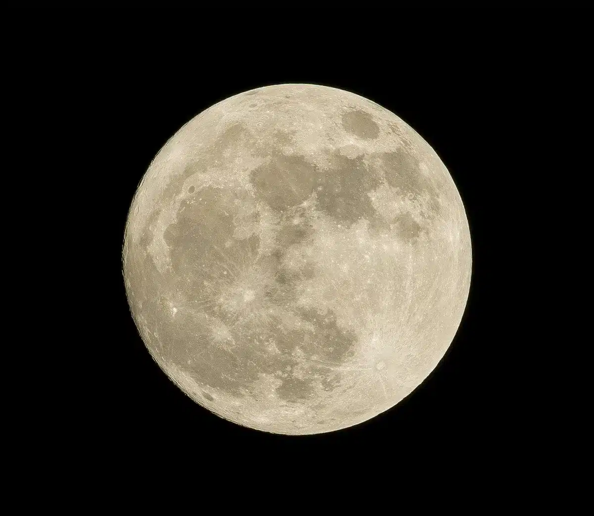 Stazione di monitoraggio scientifico su suolo lunare vicino al polo sud