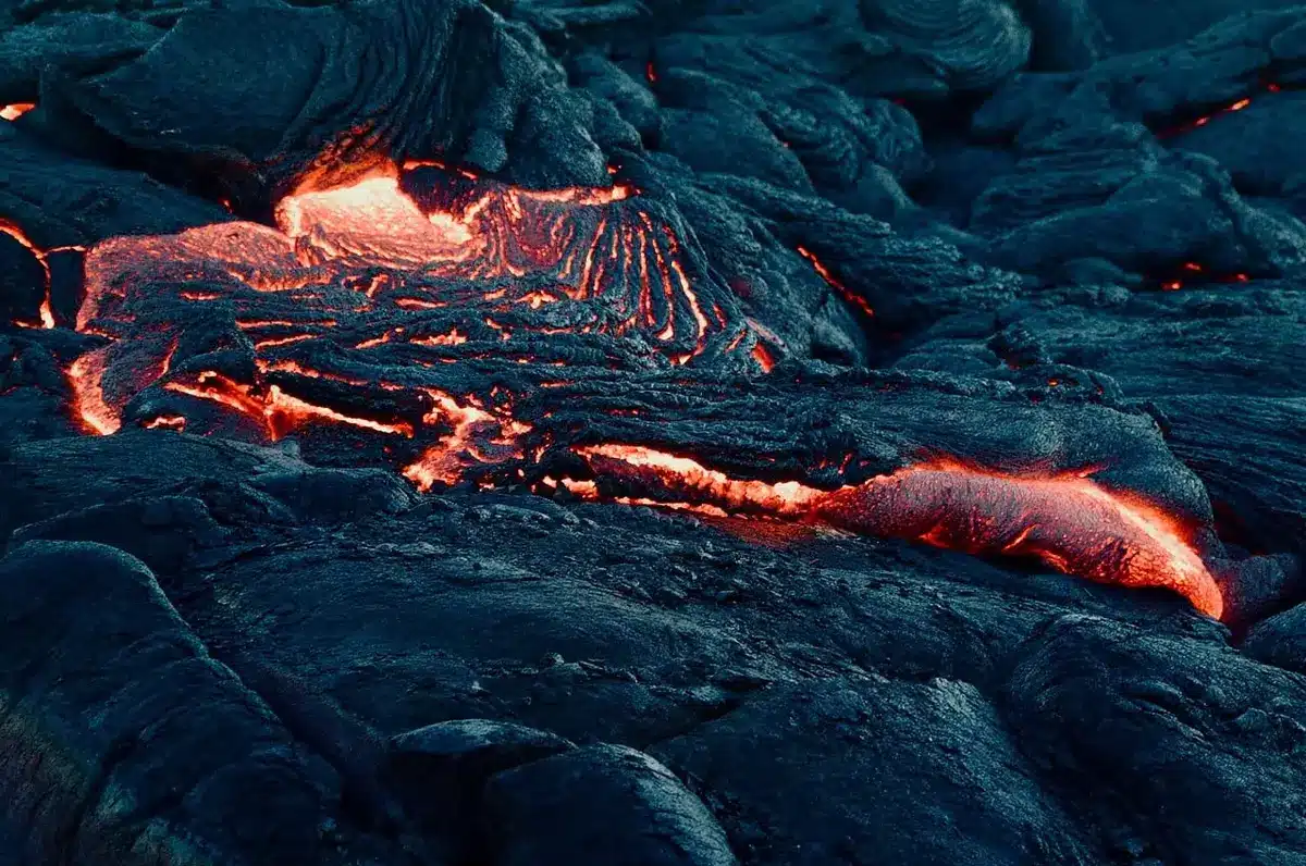 Paesaggio lunare anonimo con terreno polveroso e apertura di un possibile lavatube