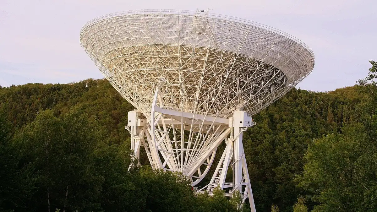 Specchio riflettente di un telescopio in laboratorio, dimensione media